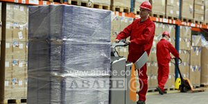 خبير في إدارة المستودعات